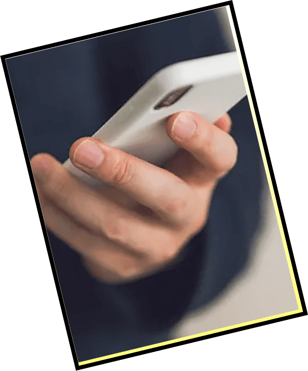 スマホを操作している様子