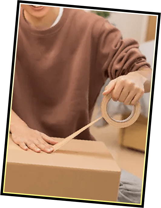 段ボールをガムテープで梱包している様子