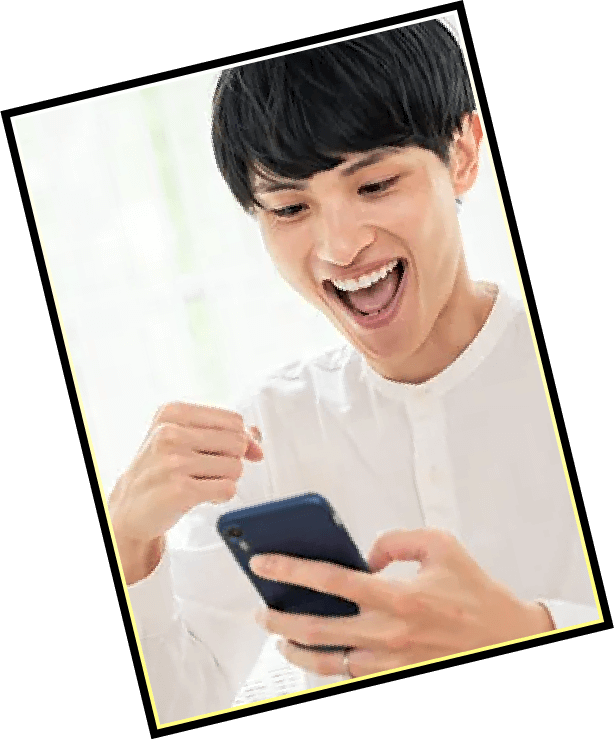 スマホを見て喜んでいる様子