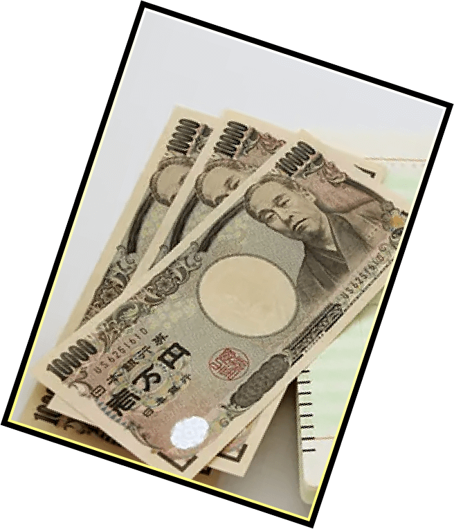 3枚の1万円札がノートの上で重なっている様子