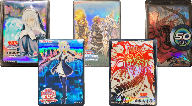 複数のカードがスリーブやファイルに入っている様子