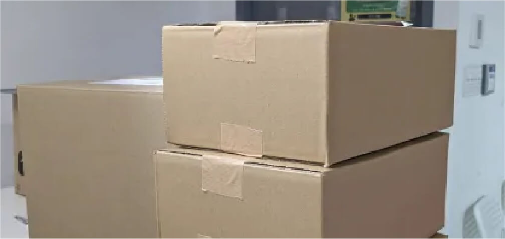 段ボールが積んである様子