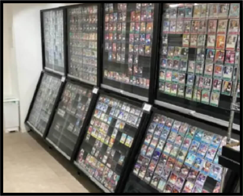 たくさんのトレカが展示されている様子