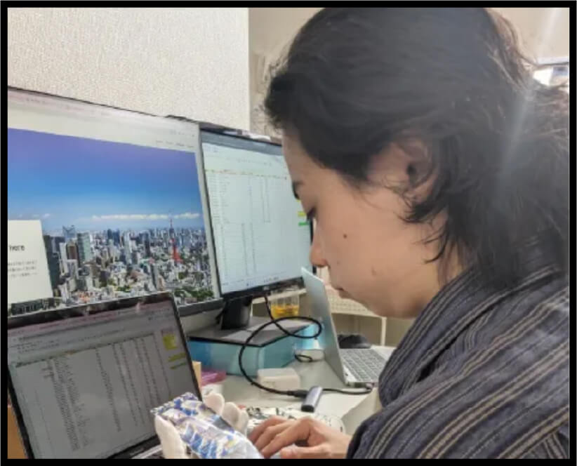 スタッフが査定作業をしている様子