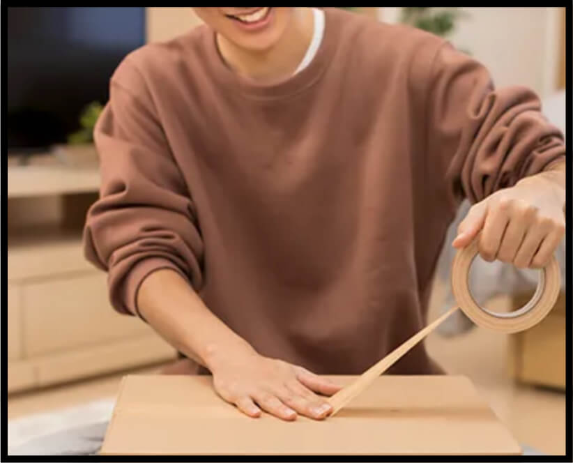 段ボールに梱包している様子